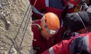 ما زال البحث جاريًا.. إنقاذ امرأة قضت 222 ساعة تحت أنقاض زلزال تركيا