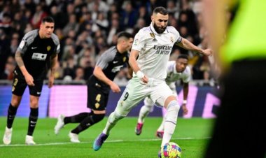 بنزيما يقود هجوم ريال مدريد أمام برشلونة في الكأس