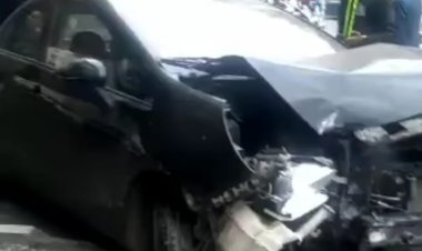 صور| بعد اصطدام سيارة.. سقوط عامود انارة أسفل كوبرى الميرغني