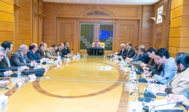 وزير الإنتاج الحربي يستعرض خطط التنمية مع اللجنة الوزارية