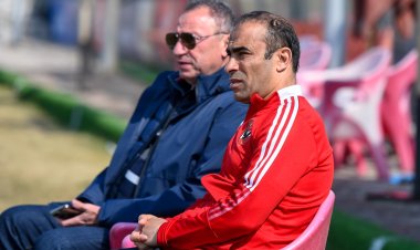 «الخطيب» يؤازر لاعبي الأهلي قبل السفر إلى السودان