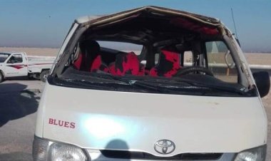 بالأسماء.. إصابة 3 شباب إثر انقلاب سيارة ربع نقل على صحراوي قنا