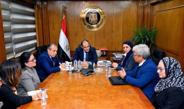 وزير التجارة والصناعة يلتقي وفدًا ماليزيًا لبحث التعاون بمجال إنتاج زيت النخيل