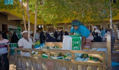 مركز الملك سلمان للإغاثة يوزع 660 كرتونا من السلال الغذائية في مديرية المخا