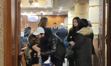 انهيار إيناس كامل في عزاء والدها.. والنجوم يحاولون تهدئتها| صور