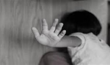 القبض على المتهمين بتعذيب طفله بالوراق