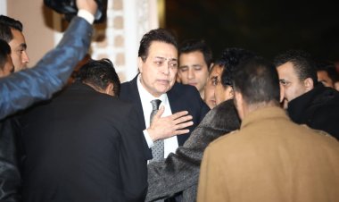 بحضور نجوم الفن.. الحزن يسيطر على المطرب حكيم في عزاء شقيقه الأكبر