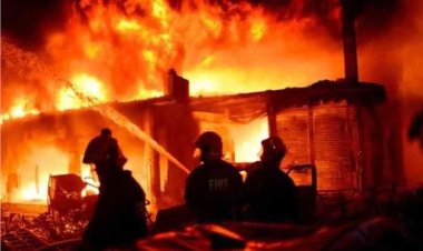 نشوب حريق هائل بمخزن أخشاب في إمبابة والدفع بـ 4 سيارات اطفاء