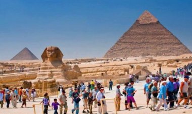 إصابة سائحة هندية بكسر إثر سقوطها أثناء سيرها في منطقة الأهرامات