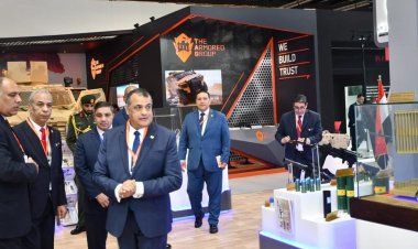 وزير الإنتاج الحربي يتفقد جناح الوزارة بمعرض «IDEX 2023» في الإمارات