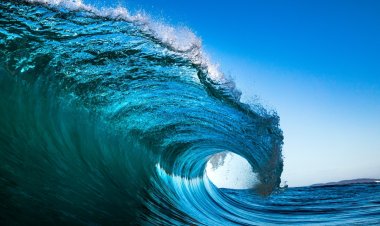 شاهد.. تسونامي مصغر في مسبح بتركيا