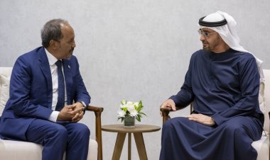 رئيس الإمارات يستقبل نظيره الصومالي خلال فعاليات اليوم الثالث لمعرض «آيدكس 2023»