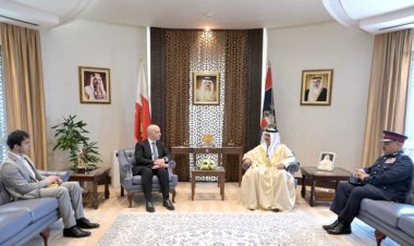 وزير الداخلية البحريني يبحث مع السفير العماني التعاون والتنسيق الأمني بين البلدين