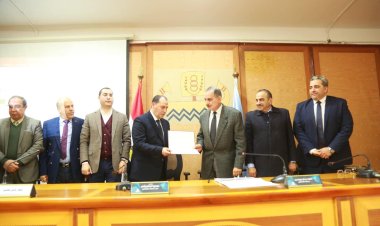 محافظ كفرالشيخ يكرّم مدير الشئون القانونية لبلوغه السن القانونية للمعاش