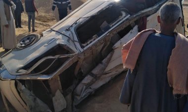 إصابة 13 شخصًا إثر انقلاب سيارة ميكروباص على صحراوي قنا