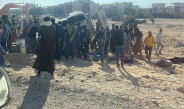 صور| 15 شخصًا بينهم رضيع.. ننشر أسماء مصابي انقلاب ميكروباص على صحراوي قنا
