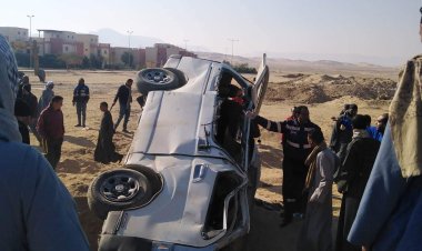 «جثة و15 مصاب».. مصرع مُسن من مصابي حادث انقلاب ميكروباص على صحراوي قنا