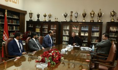 «الخطيب» يستقبل عيسى الحزامي ويتلقى دعوة لزيارة الشارقة | صور