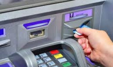 «السستم وقع».. تزاحم أمام ماكينات البنوك  لصرف راتب شهر فبراير 2023