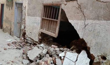 انهيار منزلين من الطوب اللبن وفرض كرودن أمني حول المنطقة بقنا (صور)