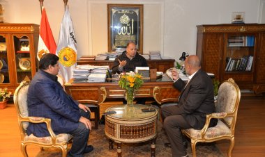 محافظ أسيوط يناقش تنفيذ مشروع تبطين الترع وتطهير مخرات السيول