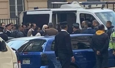 الصور الأولى.. لحظة ترحيل مرتضى منصور لتنفيذ حكم حبسه شهرًا