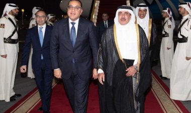 وزير المواصلات القطري وسفيرا مصر وقطر يستقبلون رئيس الوزراء بالدوحة