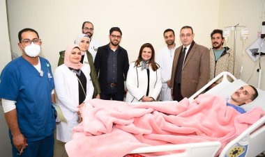 وزيرة الهجرة تزور المصري العائد من موزمبيق عقب نجاح عملية جراحية معقدة