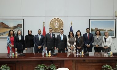 وزير السياحة يلتقي بمسؤولي غرفة التجارة الأمريكية في البحرين