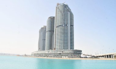 وزير الإسكان يتفقد سير العمل بمنطقة الأبراج الشاطئية بمدينة العلمين الجديدة