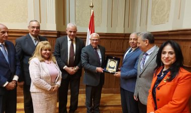 محافظ بورسعيد يستعرض إنجازات الدولة المصرية على أرض بورسعيد فى مختلف المجالات