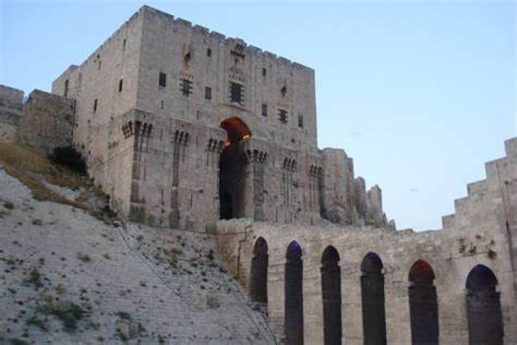 عاجل.. تصدع قلعة حلب التاريخية جراء الزلزال المدمر