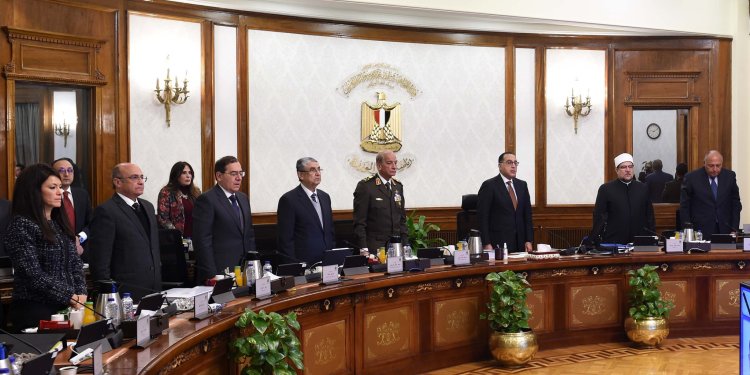 مجلس الوزراء يقف دقيقة حدادا على روح رئيس الوزراء السابق شريف إسماعيل