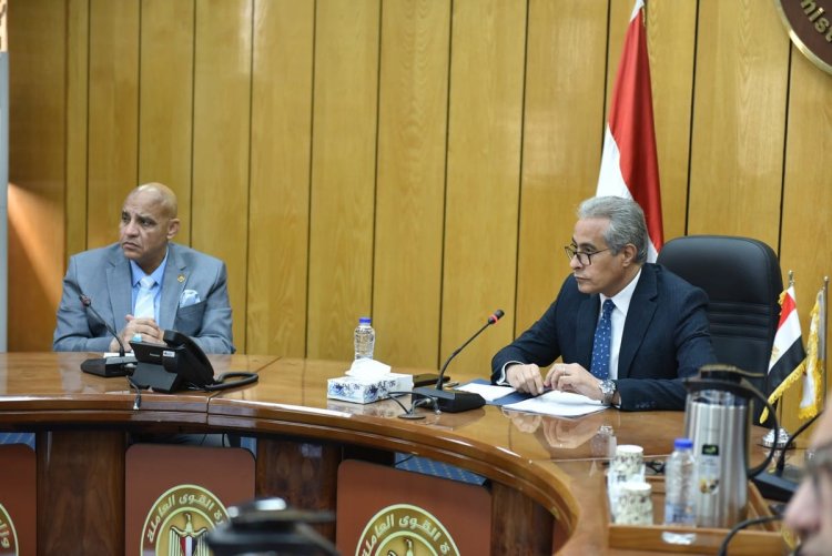 القوى العاملة: توجيهات بالاستمرار في استكمال قاعدة البيانات