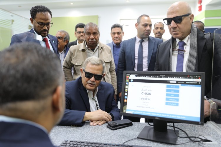 رئيس القابضة للمياه يتفقد مركز خدمة العملاء فريال بعد تطويره بأسوان