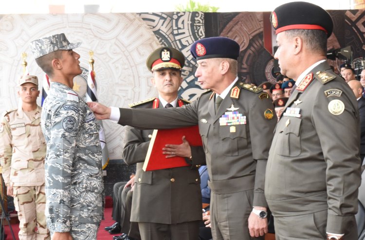 وزير الدفاع يشهد حفل انتهاء فترة الإعداد العسكري لطلبة الأكاديمية العسكرية المصرية والكليات العسكرية
