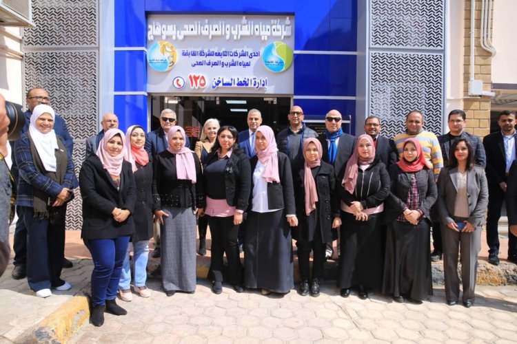 جولة تفقدية لمحافظ سوهاج ومديرة بعثة الوكالة الأمريكية ورئيس القابضة للمياه