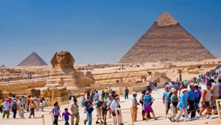 إصابة سائحة هندية بكسر إثر سقوطها أثناء سيرها في منطقة الأهرامات