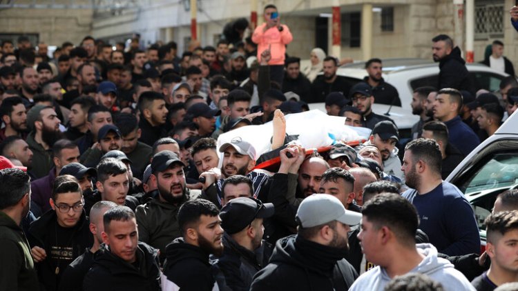 «وفا»: آلاف الفسطينيين يشيعون شهداء نابلس إثر العدوان الإسرائيلي على المدينة