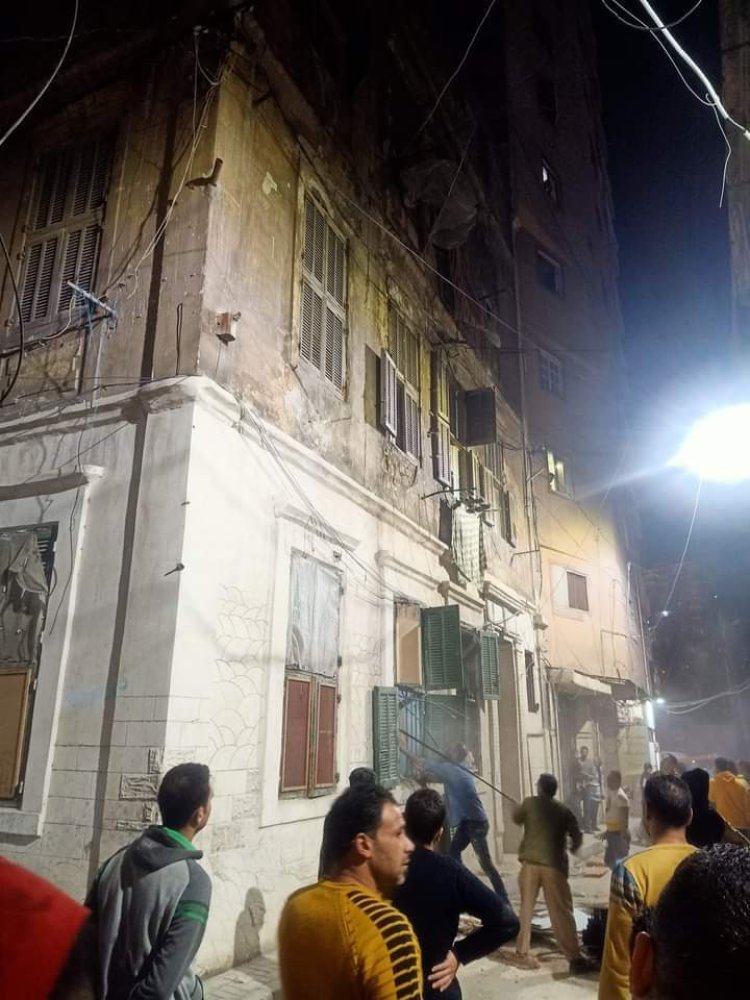 مازال البحث جاريًا عن طفل.. شاهد اللحظات الأولى لـ  انهيار عقار بالإسكندرية