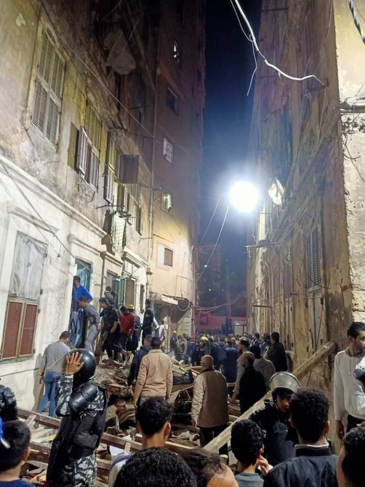 مصرع طفل تحت أنقاض عقار الإسكندرية المنهار