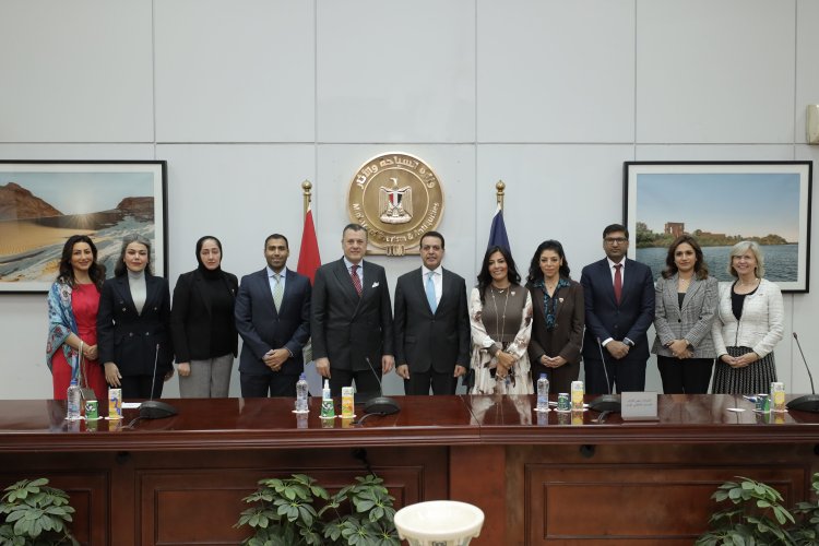 وزير السياحة يلتقي بمسؤولي غرفة التجارة الأمريكية في البحرين