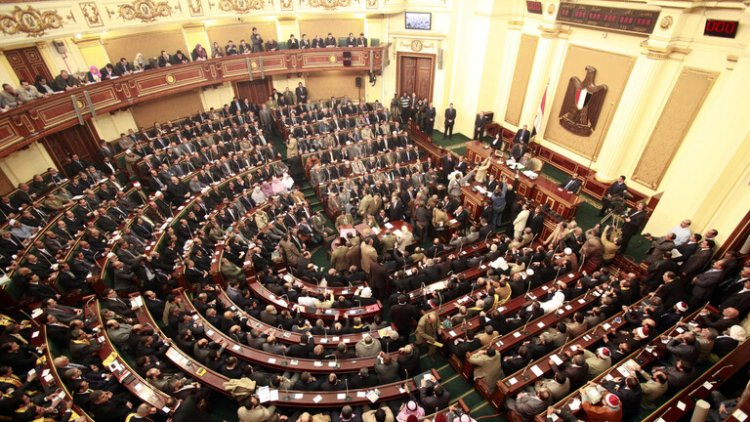 تعديل قانون تيسيرات المصريين بالخارج  يُشعل أزمة بين الحكومة والبرلمان
