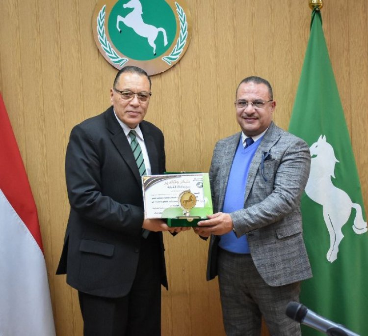 محافظ الشرقية يترأس اجتماع المجلس التنفيذي ويُكرم وكيل وزارة الاوقاف