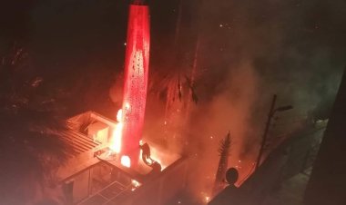 حريق يلتهم برج اتصالات داخل استاد رياضي في قنا.. (صور)