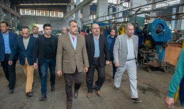 وزير الإنتاج الحربي يفاجئ عمال مصنع بزيارة مفاجئة