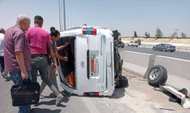 مصرع شخص وإصابة 16 آخرين في حادث انقلاب ميكروباص بالطريق الصحراوي