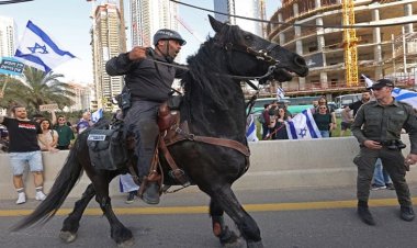 «موقعة الجمل» على الطريقة الإسرئيلية.. خيول تدهس متظاهرين إسرائيليين منقلبين ضد حكومة نتنياهو