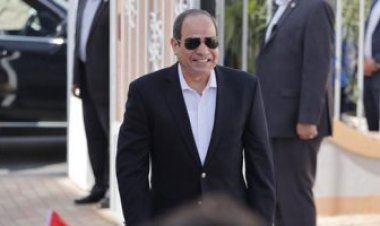 الرئيس السيسي يستجيب لطفل طلب احتضانه خلال افتتاح مشروعات بالمنيا