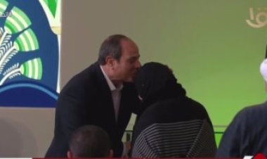 الرئيس السيسي يقبل رأس والدة شهيد.. ويؤكد: «اتشرفت بيكي»